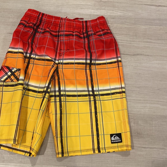 Quicksilver boys swim trunks size large - Picture 5 of 5